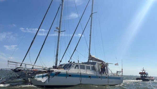 Brandje in machinekamer ’Jan Smit’ en aanvaring catamaran met schip
